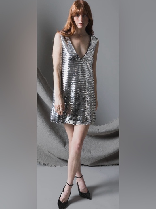 Ripley Rader Dresses & Skirts - Ripley Rader Size Medium Silver Sequin V-Neck Mini Dress